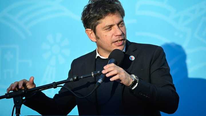 Kicillof desmintió un video editado que publicó Adorni en redes y advirtió: "La campaña roñosa es especialidad de Milei"
