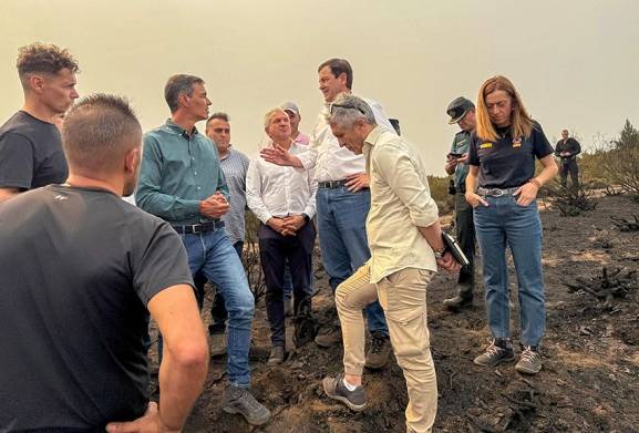 Sánchez y Mañueco visitan juntos la zona afectada por el incendio de Villablino