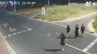 Atropellan a 2 mujeres cuando intentaban cruzar una calle; así fue captado el momento