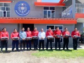 Con entrega de uniformes y pastel, el Presidente Municipal Severiano de la Rosa celebra a los bomberos de Amozoc en su día.