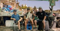 Toda una tribu para enseñar el oficio en el único pescador joven de Portlligat