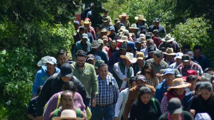 Pavimentan caminos rurales y entregan apoyos alimentarios en Almoloya de Juárez