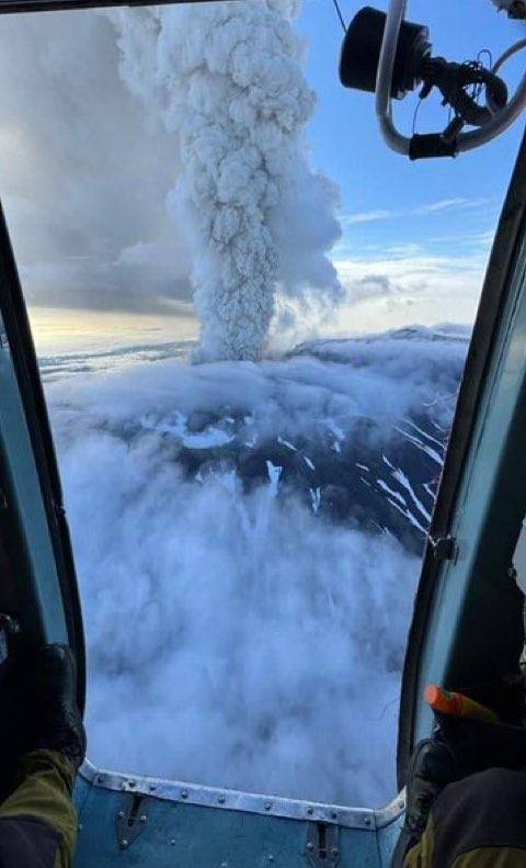 Videos: el volcán ruso que entró en erupción por el terremoto en Kamchatka después de 450 años