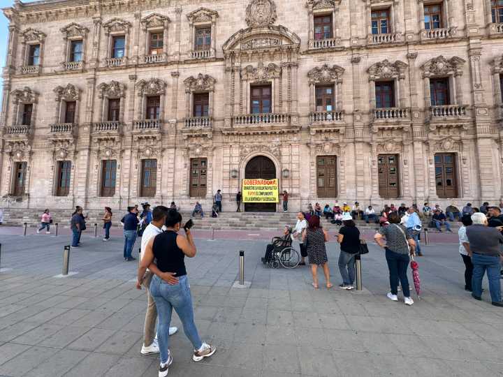 Cierran accesos a Palacio por manifestación de Aras