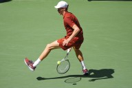 Jannik Sinner looks fully healthy in an easy US Open win to begin his title defense