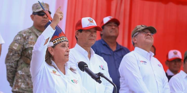 Dina Boluarte cantó el ‘Contigo Perú’ en Santa Rosa y reiteró que la isla Chinería es tan peruana como Machu Picchu