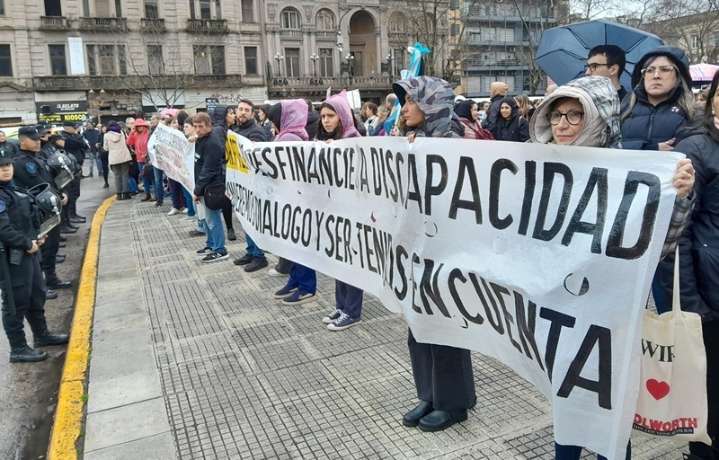 La lluvia y la Policía no detienen el reclamo de Discapacidad y Jubilados: el Gobierno teme que caigan los vetos