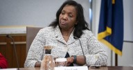 Asesor de Trump pide a Lisa Cook, ‘góber’ de la Fed, ‘tomar licencia’ mientras se resuelve su acusación