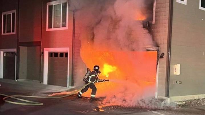 Two-alarm fire in Puyallup's Summit neighborhood destroys townhome apartment