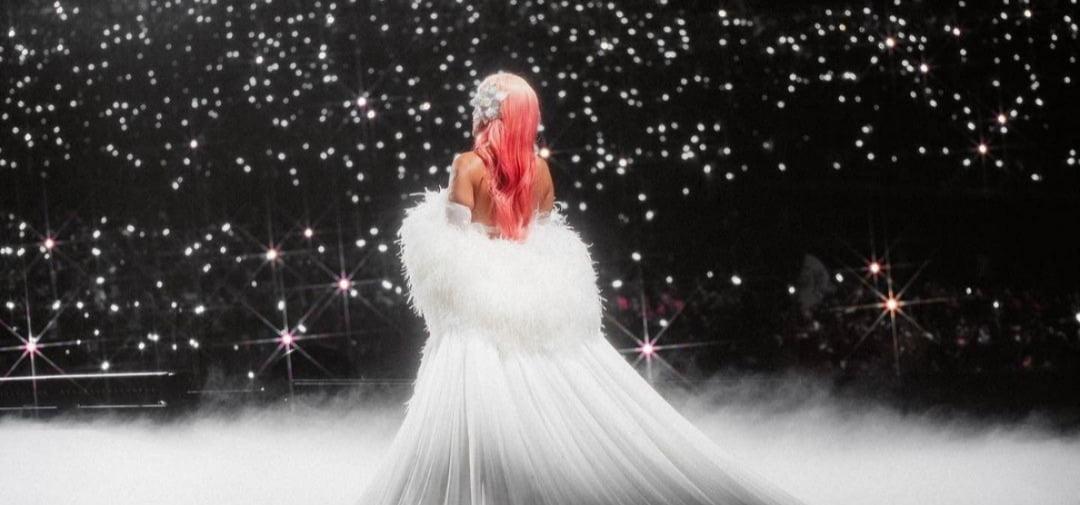 ¡Karol G enciende el escenario del icónico cabaré Crazy Horse de París con su espectacular debut!