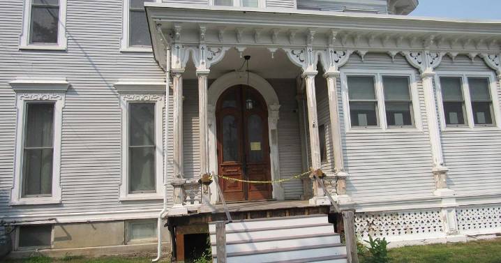 Oneonta library makes progress on front porch restoration project