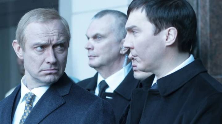 Jude Law estrena su interpretación de Vladimir Putin en “El mago del Kremlin” en Venecia