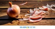 Atención asadores: cómo es el truco de la cebolla para limpiar la parrilla