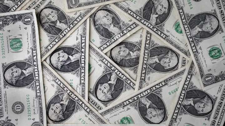 Dólar cae tras despido de integrante del banco central de EU por parte de Trump