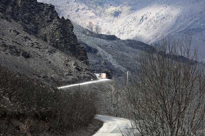 Siete incendios se mantienen en nivel 2 en la Comunidad y ocho en nivel 1 tras bajar la gravedad en Yeres (León)