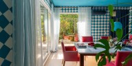 Cómo es la casa repleta de color que busca trascender modas y conectar con la esencia de cada espacio