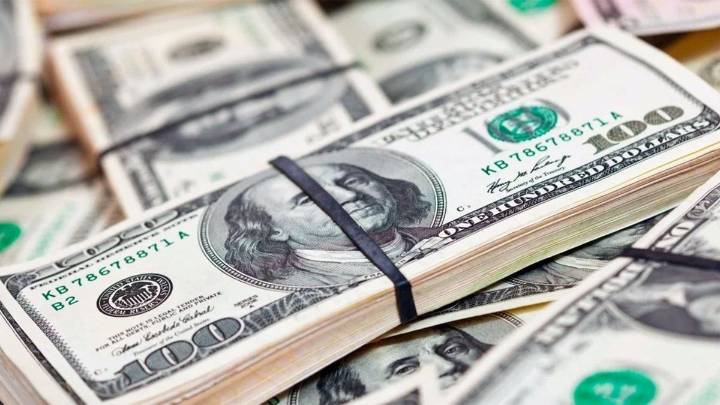 Leve baja del dólar blue: a cuánto cotiza este martes