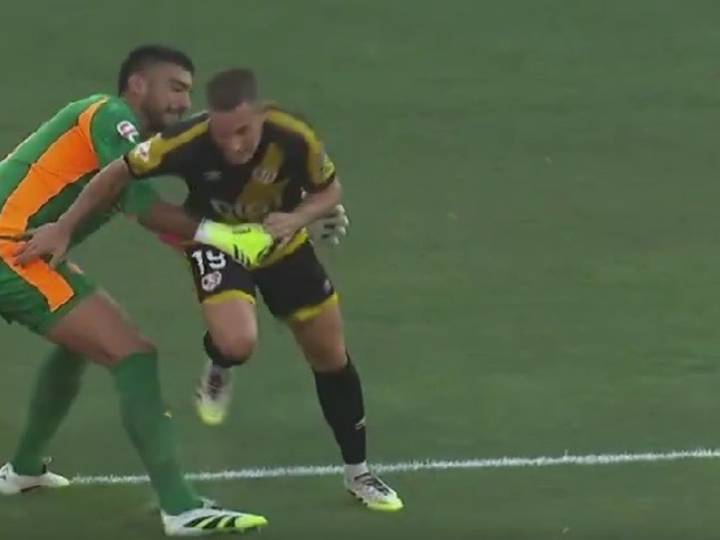 Los bloopers de un arquero argentino en el inicio de la Liga de España: dos errores insólitos y expulsión en el primer tiempo