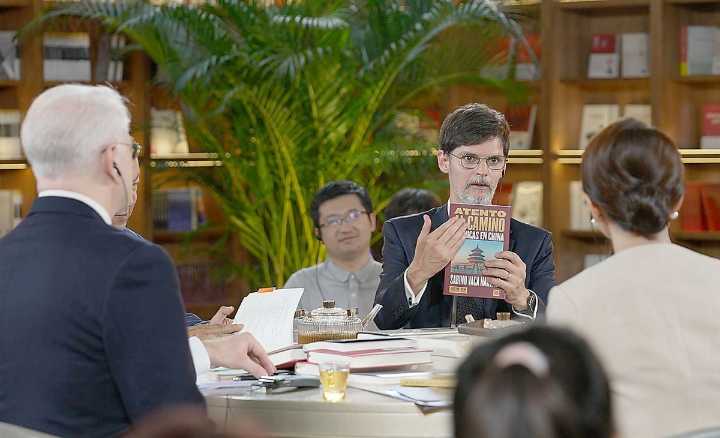 Vaca Narvaja presenta su libro sobre la relación argentino