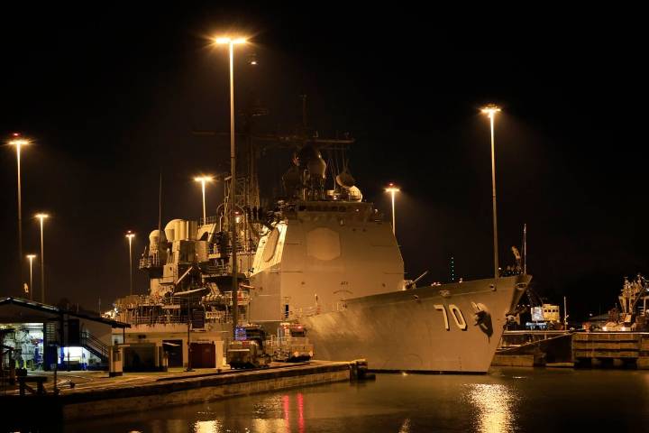 Buque lanzamisiles de EU ingresa al canal de Panamá rumbo al Caribe; continúa despliegue naval