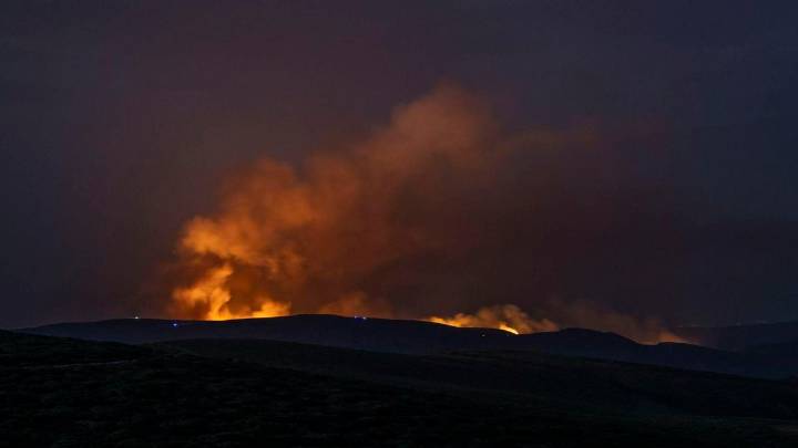 Continúan las labores de extinción en Chandrexa, el mayor fuego del verano