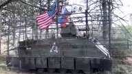 Tripulación del vehículo blindado trofeo con banderas de Rusia y EE.UU. desmiente reportes de su muerte