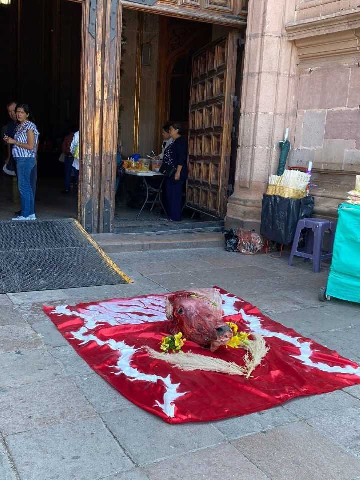 Dejan cabeza de vaca en la catedral de San Luis Potosí