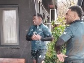 La intimidad de los All Blacks: entrenamiento bajo la lluvia, juegos en el barro y una ducha improvisada en una canaleta