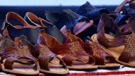 Adidas ofrece disculpa pública a huracheros de Oaxaca por plagio de diseño
