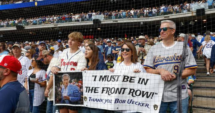 Brewers pay tribute to longtime broadcaster Bob Uecker in star