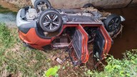 Localizan cuerpos putrefactos de tres personas en camioneta volcada en un dren de la autopista Mazatlán