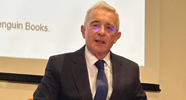 Álvaro Uribe fulmina a Gustavo Petro: lo acusa de destruir todo, no trabajar y ser chismoso
