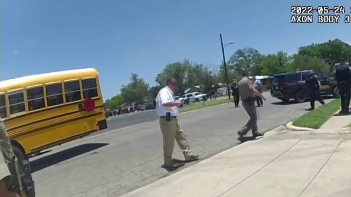 Videos revelan angustia y reacción policial en tiroteo de Uvalde