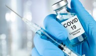 FDA aprueba vacuna actualizada contra COVID-19, pero limita acceso para algunos por esta razón