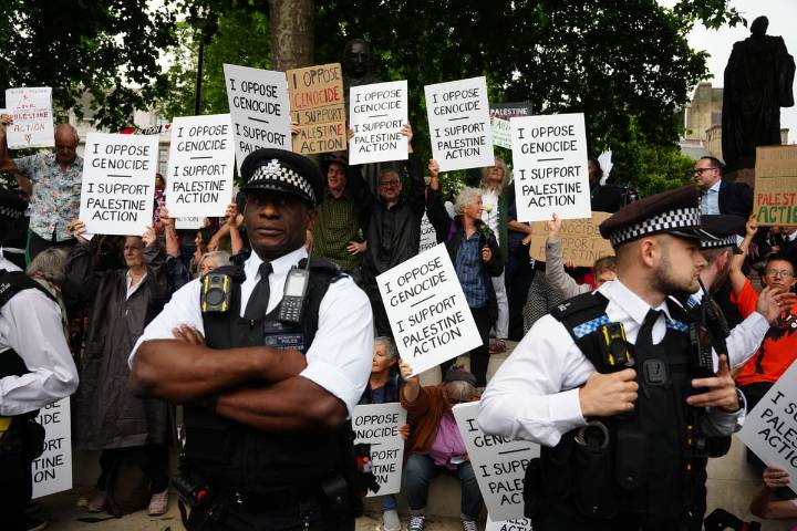 Met Police draft in officers from around the UK ahead of mass protest weekend in London