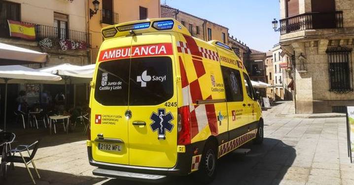 Un varón resulta herido tras salirse de la vía y chocar su coche contra una farola en Ciudad Rodrigo