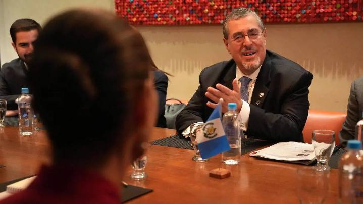 Sheinbaum conversa con Arévalo; planean reunión para la siguiente semana