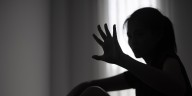 Feministas exhiben caso de hombre que grabó sin consentimiento a sus parejas sexuales: “Si lo reconoces, denuncia”