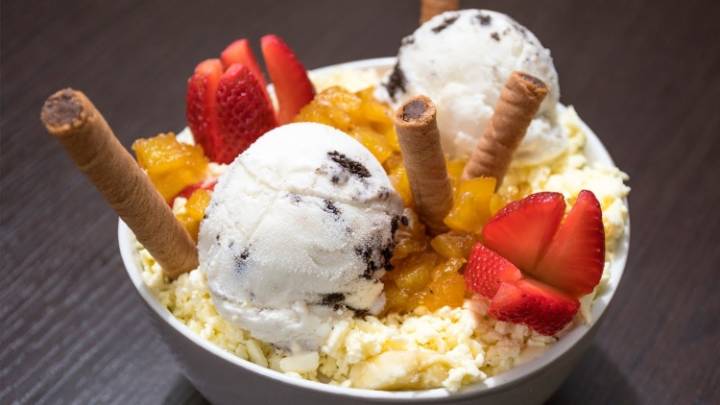 Ensalada de fruta con helado casero saludable