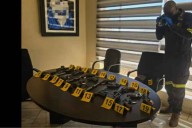 Policía sudafricana incauta más de 200 armas a empresa de seguridad