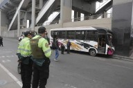 Bus se estrella contra la estación del tren eléctrico en SJL