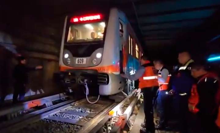 Avanza normal L2 del Metro tras desalojo entre humo y reparación