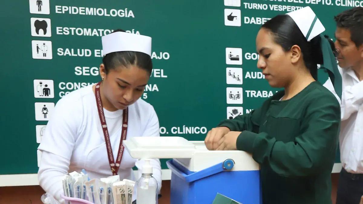 Estudiantes tienen seguro facultativo del IMSS: quiénes pueden registrarse, qué cubre y cómo darse de alta
