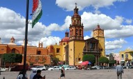 Alistan adornos patrios