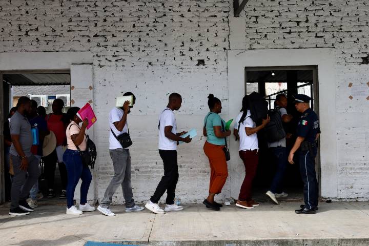 Migrantes en Chiapas denuncian una estela de corrupción en las solicitudes de refugio