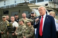 Trump se limita a saludar a las fuerzas de seguridad en Washington tras haber anunciado que saldría a patrullar y asegura que se quedarán "largo tiempo"