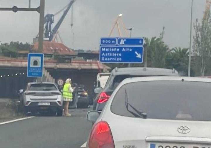 Retenciones para entrar en Santander por la S-10 por un accidente en el túnel de Astillero