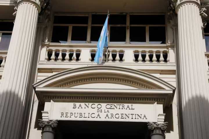 El BCRA impuso más controles para restringirle a los bancos la compra de dólares