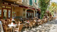 Va a Mallorca, pide dos cafés con hielo y no da crédito al ver la cuenta: toda una sorpresa
