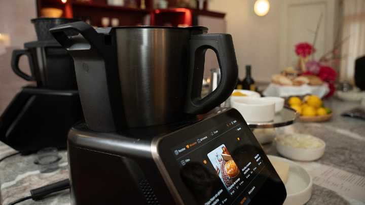 Lanzan robot de cocina que revoluciona la experiencia culinaria: cientos de recetas y oportunidad de negocio